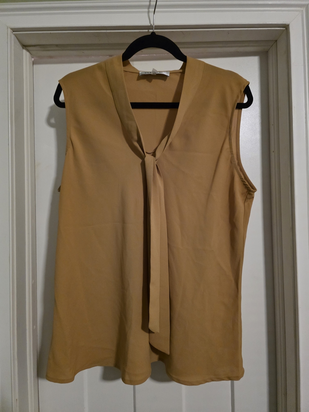 Kasper Sleeveless Tie-Neck in Camel